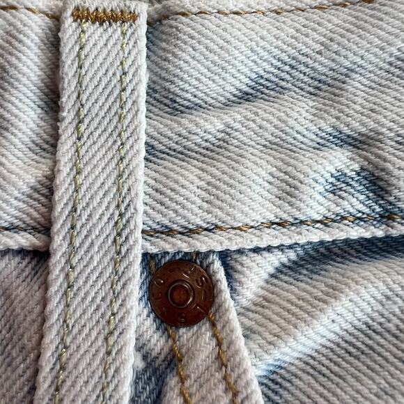 Levi's Premium Women 501 '81 Button Fly Tapered Leg Jeans 23x31 Ice Blue NWT - Picture 3 of 13